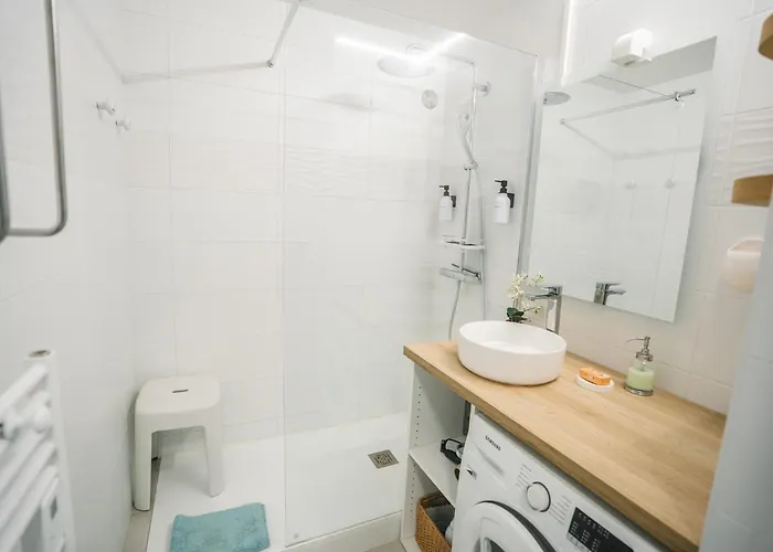 Parking Securise -climatise-piscine-terrasse-am Carcassonne