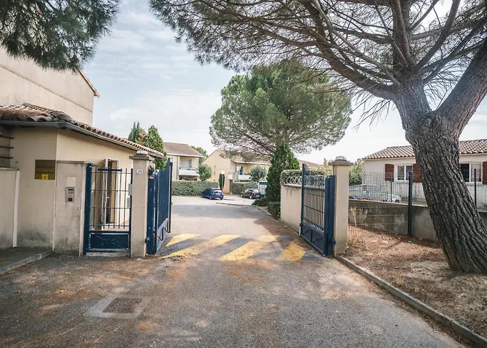 Parking Securise -climatise-piscine-terrasse-am カルカソンヌ